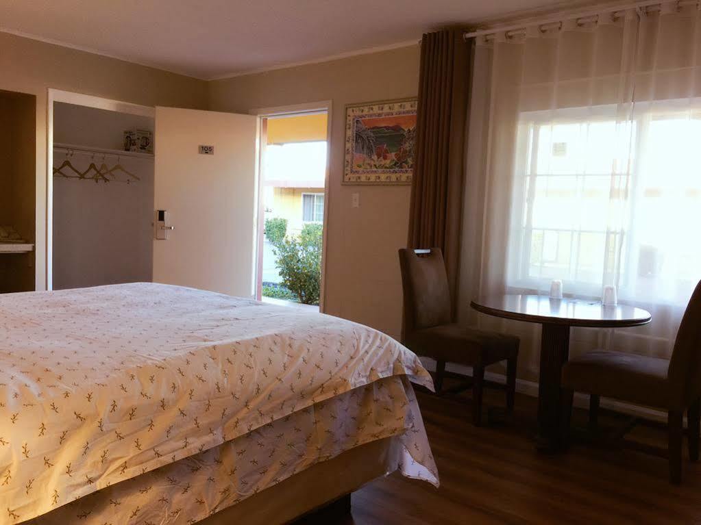 Royal Inn And Suites Hemet Eksteriør billede